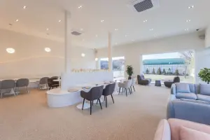 화이트톤 미니멀 감성 대형 카페 인테리어